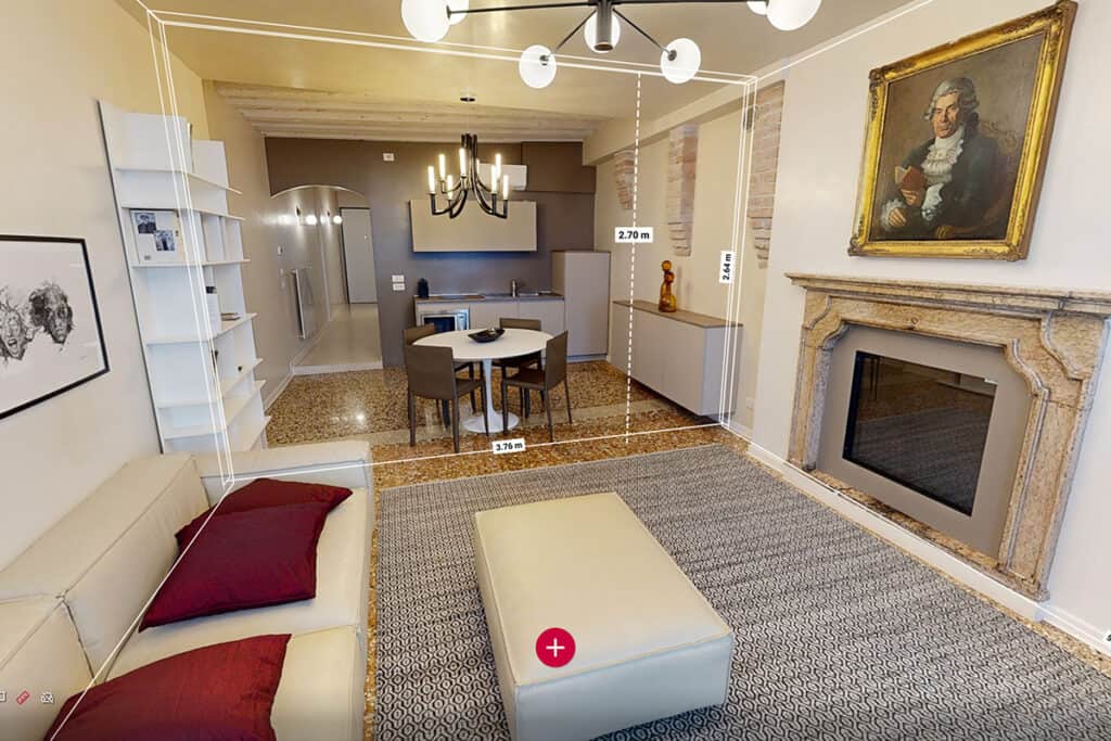 Interno di un elegante appartamento veneziano con soggiorno e cucina moderna.