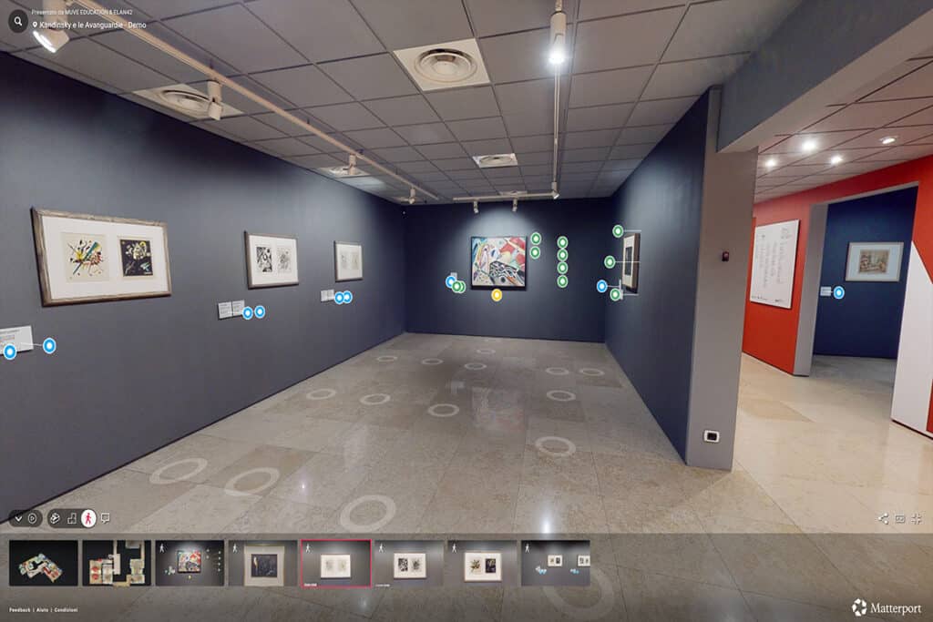 Interno di una galleria d'arte moderna a Venezia con opere esposte e pareti blu scuro.